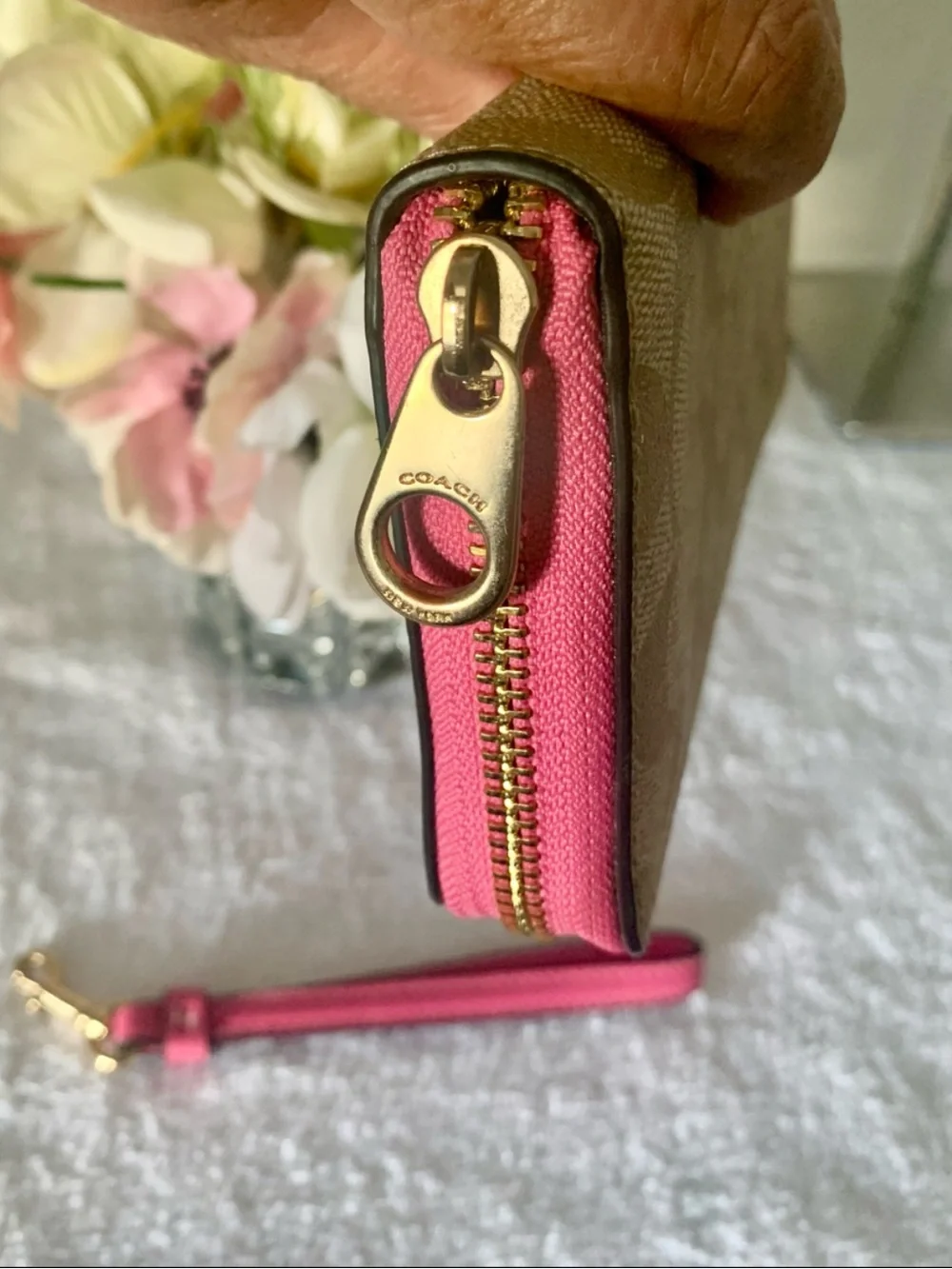 Coach Long Zip Around Wallet Signature Canvas Detachable Wrist-strap Pink/Cream